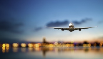 Flugzeug bei Nacht